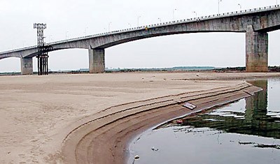 Water level in the Red River in Hanoi at an alarming 10 centimeters on Feb. 25, 2010 (Photo:SGGP) Water level in the Red River in Hanoi at an alarming 10 centimeters on Feb. 25, 2010 (Photo:SGGP)